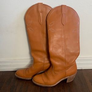 Vintage knee high cowboy boots. Calf circumference 14inc.